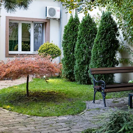 Daire And Blue Garden
